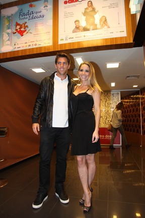Danielle Winits com o namorado, Amaury Nunes, em estreia de peça no Rio (Foto: Cláudio Andrade/ Foto Rio News)