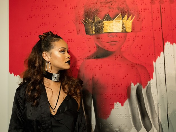 Rihanna apresenta a capa de seu novo álbum em Los Angeles, nos Estados Unidos (Foto: Christopher Polk/ Getty Images/ AFP)