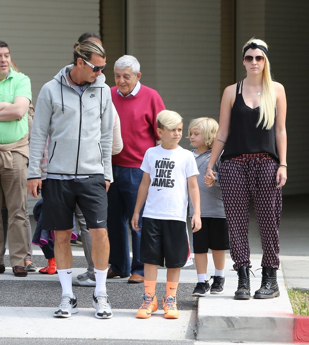 Gavin Rossdale com a babá, Mandy Mann, os filhos, Kingston e Zuma (Foto: Amo/X17online.com)