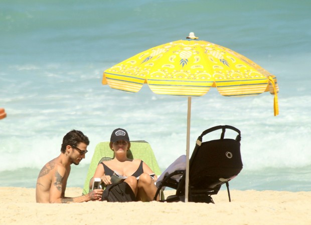  Erika Mader com o marido e a filha na praia do Leblon (Foto: J.Humberto \ AgNews)