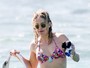Kate Hudson exibe boa forma de biquíni em praia no Havaí