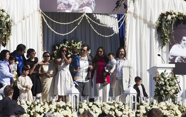 Família de Ravi Shankar no memorial em homenagem ao músico indiano (Foto: Reuters)
