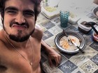 Após raspar o prato, Caio Castro faz foto em casa sem camisa 
