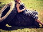 Andressa Suita faz ensaio de moda entre pneus de caminhão