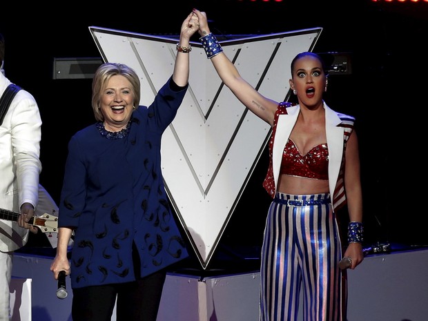 Hillary Clinton e Katy Perry em show em Nova York, nos Estados Unidos (Foto: Mike Segar/ Reuters)