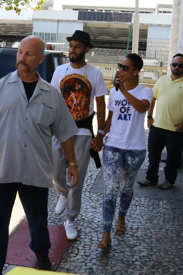 Alicia Keys e marido em aeroporto no RJ (Foto:  Gabriel Reis e Marcello Sá Barreto / Agnews)