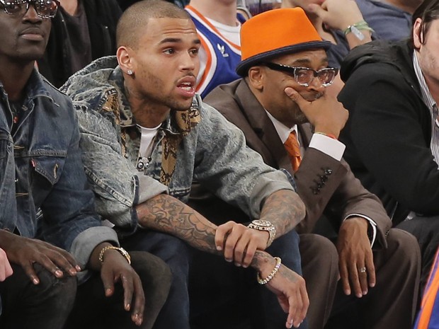 Chris Brown e o diretor Spike Lee assistem a jogo de basquete em Nova York, nos Estados Unidos (Foto: Ray Stubblebine/ Reuters)
