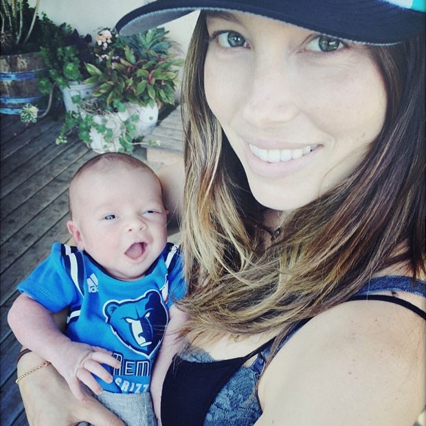 Jessica Biel posa com o filho, Silas (Foto: Instagram/ Reprodução)