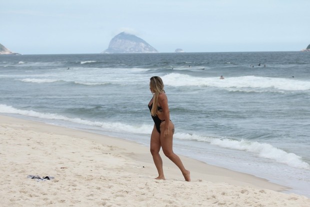 Cristina Mortágua na praia da Barra (Foto: Eli Junior / AgNews)