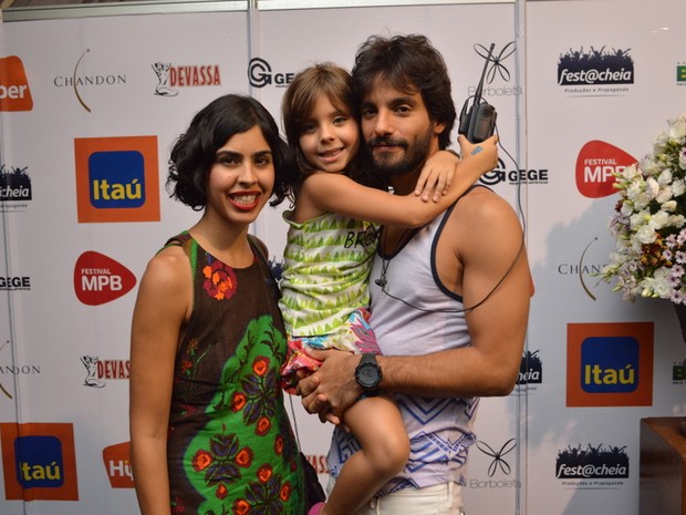 Bela Gil com a filha e o marido em show no Recife (Foto: Felipe Souto Maior/ Ag. News)