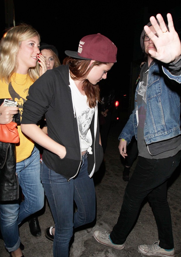 Kristen Stewart com amigas ao deixar casa de shows em Los Angeles, nos Estados Unidos (Foto: X17/ Agência)