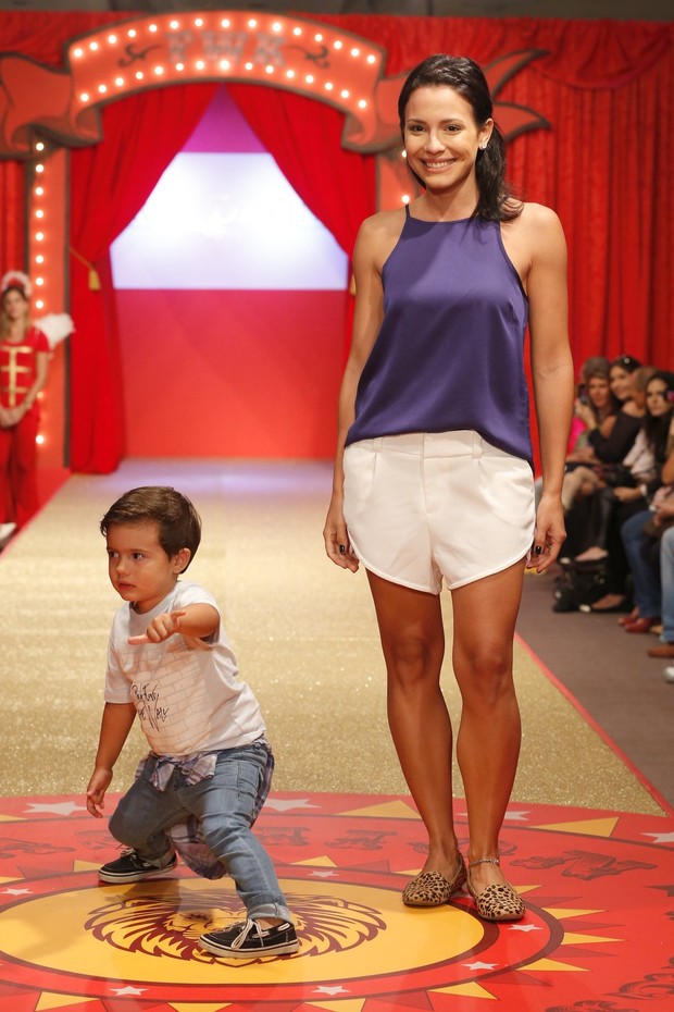 Juliana Knust desfila com o filho (Foto: Felipe Panfili/ Ag.News)