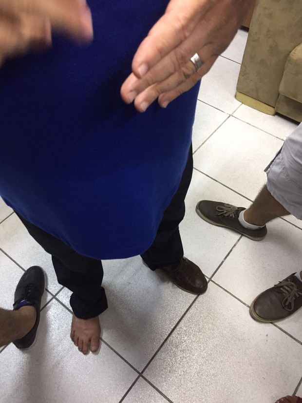 Presidente da Portela perde o sapato em comemoração  (Foto: Ego)