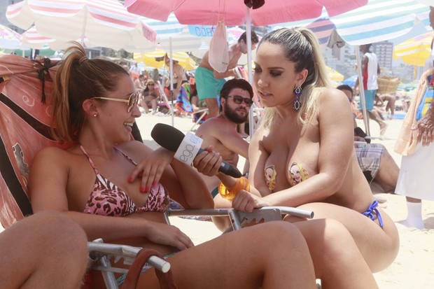 Renata Frisson, a Mulher Melão, foi à praia de Ipanema saber a opinião dos banhistas sobre a legalização do topless (Foto: Isac Luz/EGO)