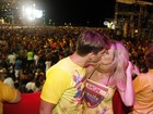 Danielle Winits beija muito no carnaval de Recife