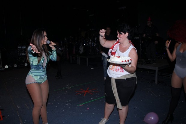 Anitta ganhou bolo dos fãs (Foto: Rodrigo dos Anjos/Divulgação)