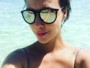 Camila Rodrigues usa biquíni colorido e posa estilosa em dia de praia