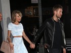De top e saia, Taylor Swift curte jantar romântico com Calvin Harris