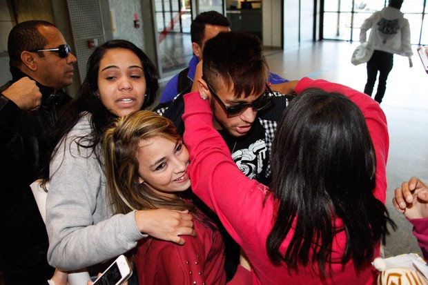 Neymar com fãs (Foto: Neymar)