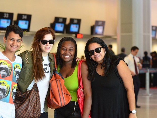 Sophia Abrahão e fãs no aeroporto (Foto: FotoRioNews / William Oda)
