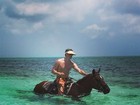 Márcio Garcia anda a cavalo no mar do Caribe