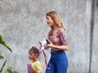 Grazi Massafera busca a filha na escola no Rio