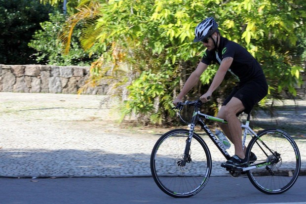 Rodrigo Hilbert pedala na Lagoa (Foto: JC Pereira / AgNews)