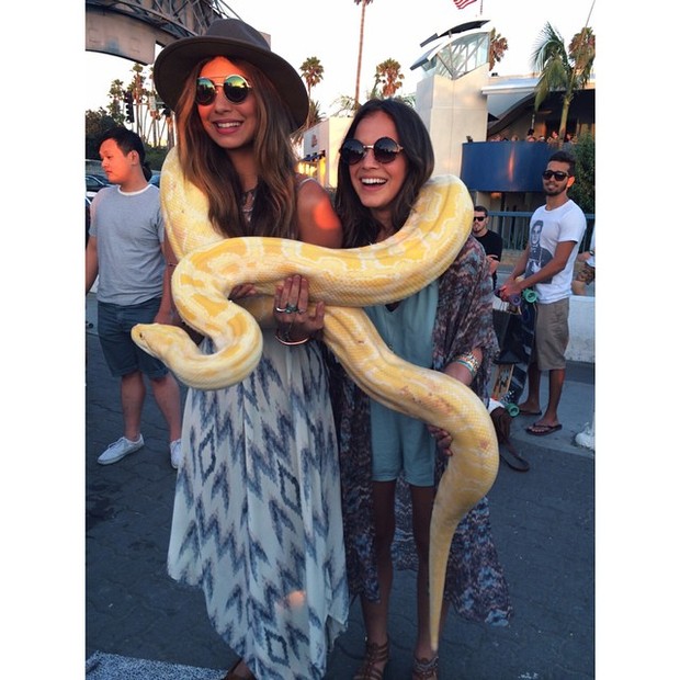 Bruna Marquezine e Stéphannie Oliveira posam com cobra em Los Angeles, nos EUA (Foto: Instagram/ Reprodução)