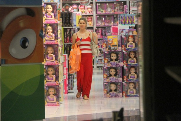 Letícia Spiller no shopping (Foto: Daniel Delmiro / AgNews)