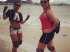 Scheila Carvalho anda de patins no Rio e exibe barriga sarada