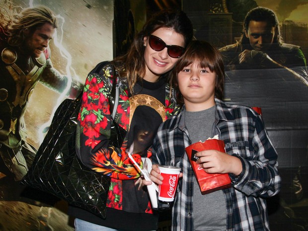 Isabeli Fontana e o filho, Zion, assistem o filme &#39;Thor: O Mundo Sombrio&#39; (Foto: Manuela Scarpa/Foto Rio News)