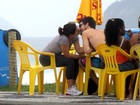 Regiane Alves troca beijos com o namorado na orla do Rio
