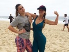 Angela Sousa leva a irmã para treino na praia e mostra curvas de macacão