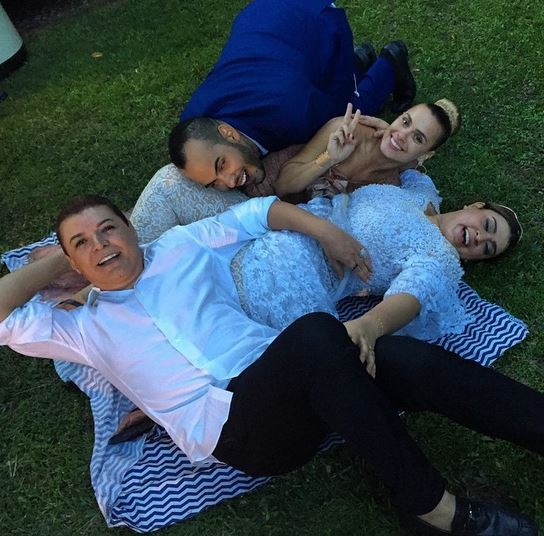 Carolina Dieckman, David Brazil e Hugo Gloss deitam na grama com Preta Gil (Foto: Instagram / Reprodução)