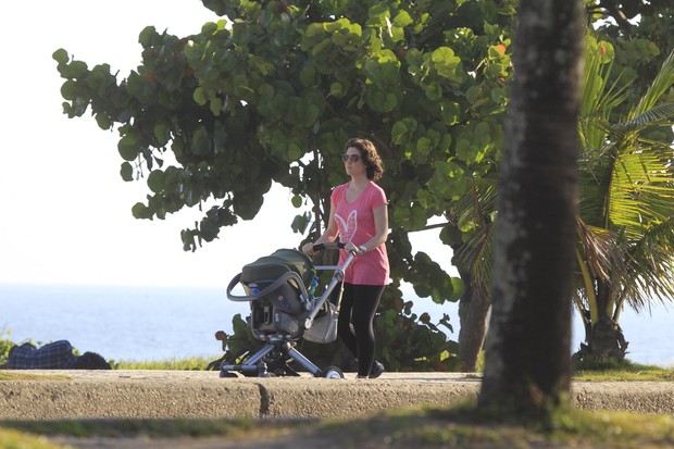 Larissa Maciel caminhando com a filha, na orla da Barra da Tijuca, RJ (Foto: Delson Silva / Agnews)