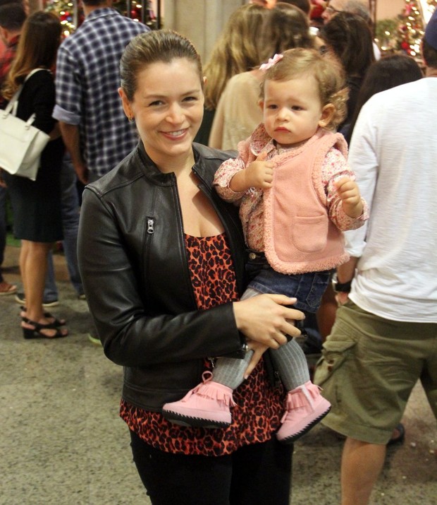 Bianca Castanho com filha em shopping (Foto: Marcus Pavão/ Agnews)