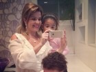 Na véspera do dia das mães, Samara Felippo 'tenta' selfie com as filhas