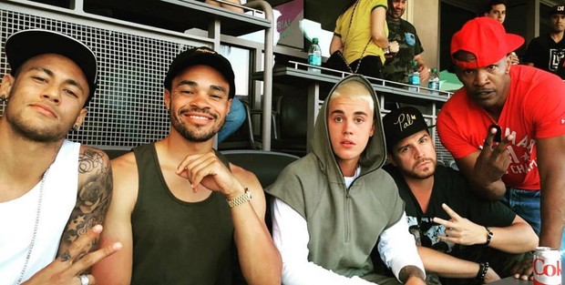 Neymar em estádio com Justin Bieber, Dave-O e Jamie Foxx (Foto: Reprodução/Instagram)