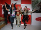 David Brazil e Viviane Araújo vão a feira de carnaval no Rio