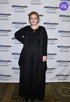 Look do dia: Adele usa roupa preta e supercoberta em evento de música