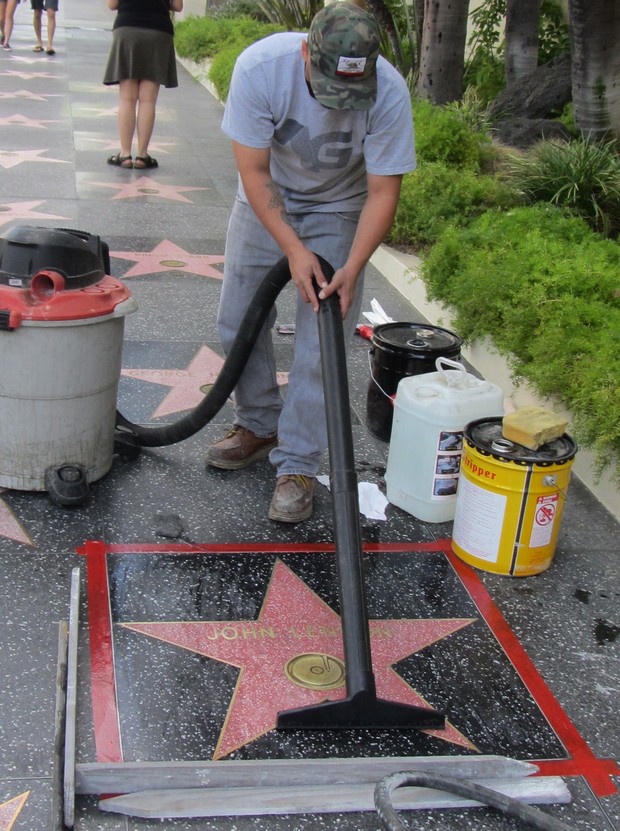 Estrela de John Lennon na Calçada da Fama é restaurada (Foto: Michael Thurston/ AFP)