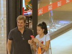 Edson Celulari passeia com a filha em shopping no Rio