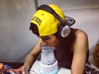 Prepara! Anitta faz inalação antes de  show no Rio e mostra novo celular