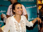 Namorada de Rodrigo Santoro lança livro em São Paulo