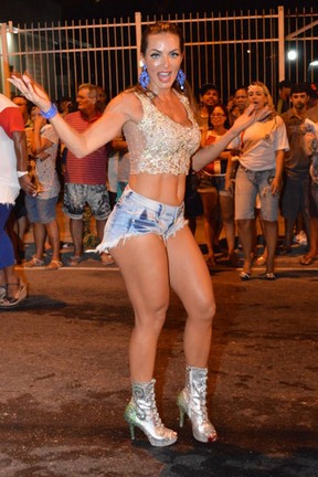 Carla Prata em ensaio da escola de samba carioca União da Ilha, na Zona Norte do Rio (Foto: Rodrigo Mesquita/ Divulgação)