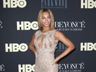 Com decote e transparência, Beyoncé vai a première 