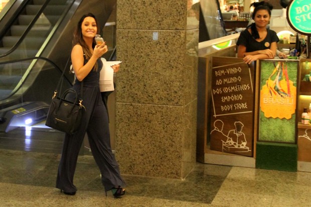 Carla Diaz em shopping do Rio (Foto: Wallace Barbosa / AgNews)