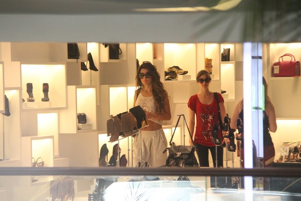 Paula Fernandes em shopping (Foto: Daniel Delmiro/Agnews)