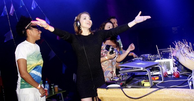 Letícia Colin ataca de DJ em noite carioca (Foto: Onofre Veras/Fotos Rio News)