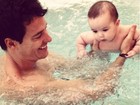 Rodrigo Faro leva filha para primeiro banho de piscina